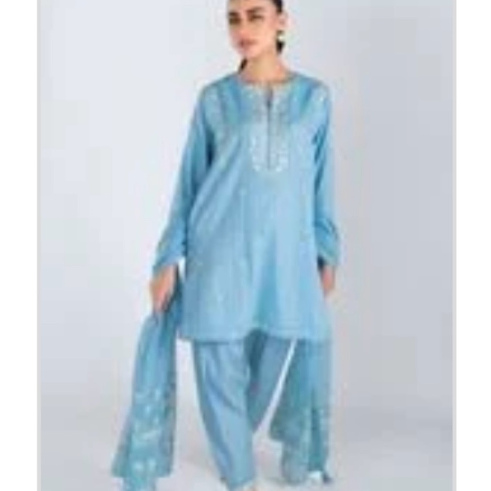 KHAADI Embroidered kurta shalwar SIZE 8-10

Elegant Blue Embroidered Kurta